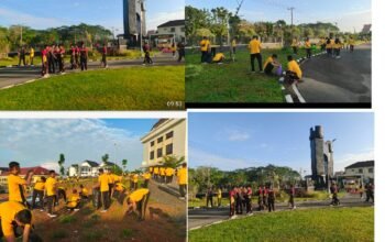 Personel Polda Kalsel Wujudkan Instruksi Presiden Lewat Aksi Bersih Lingkungan